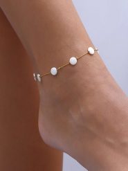 Luja Bijoux Pozłacana bransoletka z perłami syntetycznymi na kostkę rozmiar: onesize. Białe bransoletki Luja Bijoux, z perłą, pozłacane. Za 53.45 zł.