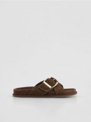 Zamszowe klapki z klamrami - ciemnobrązowy. Brązowe klapki Reserved, bez wzorów, z zamszu, bez obcasa. Za 169.99 zł.