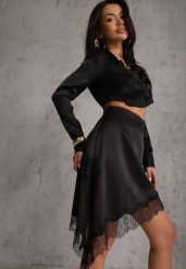 Czarna Asymetryczna Spódnica z Satyny Zdobiona Koronką Katarva. Czarne spódnice Renee, na co dzień, l, z aplikacjami, z jeansu, eleganckie, mini, asymetryczne. Za 119.99 zł.