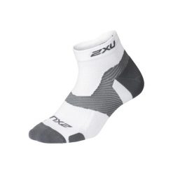 Skarpety sportowe 2XU Vectr Lght Cush 1/4 Crew. Białe skarpety 2XU, bez wzorów. Za 89.00 zł.