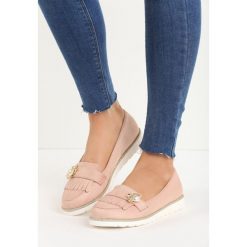 Różowe Mokasyny Midge. Czerwone mokasyny Born2be, z aplikacjami, ze skóry, bez obcasa. Za 49.99 zł.