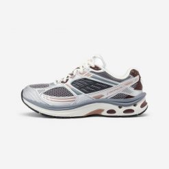 Buty sportowe damskie RR2K. Brązowe obuwie sportowe DECATHLON, z kauczuku, bez zapięcia, trekkingowe. Za 299.99 zł.