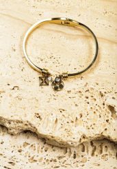 Złota Bransoletka Bangle z Cyrkoniami Geometrycznymi Aplikacjami Lunesse. Żółte bransoletki Renee, z cyrkonią, ze stali. Za 54.99 zł.