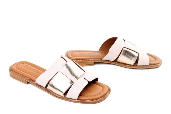 Artiker Relaks 58C2138 beige-gold, klapki damskie. Brązowe klapki Artiker Relaks, bez wzorów, ze skóry, bez obcasa. Za 136.43 zł.
