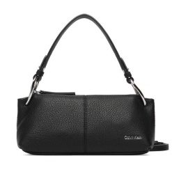 Torebka Calvin Klein. Czarne torebki klasyczne Calvin Klein, bez wzorów, bez dodatków. Za 749.99 zł.