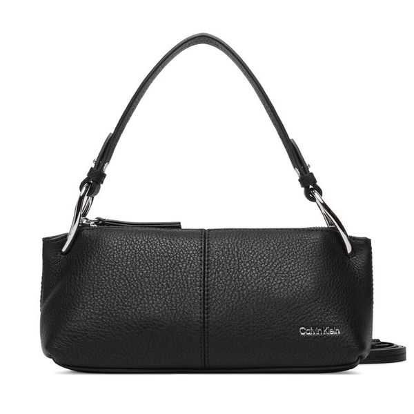 Torebka Calvin Klein. Czarne torebki klasyczne Calvin Klein, bez wzorów, bez dodatków. Za 749.99 zł.