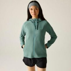 Damska bluza polarowa Nayna z kapturem i zamkiem błyskawicznym. Zielone bluzy Regatta, bez wzorów, z bawełny, z kapturem. W wyprzedaży za 229.99 zł.