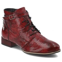 Czerwone Trzewiki Maciejka Eleganckie Obuwie Damskie. Czerwone botki Maciejka, bez wzorów, ze skóry, bez obcasa, na obcasie, bez zapięcia. Za 416.99 zł.