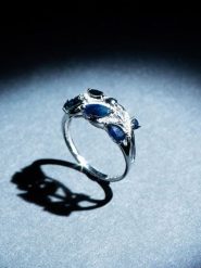 Maison héritage PARIS Złoty pierścionek "Floral saphir" z diamentami rozmiar: 52. Niebieskie pierścionki Maison héritage PARIS, z diamentem, złote. Za 1,696.99 zł.