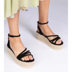 Czarne sandały espadryle na platformie. Czarne sandały z aplikacjami, ze skóry, eleganckie, z okrągłym noskiem, bez obcasa, na platformie, bez zapięcia. Za 81.83 zł.