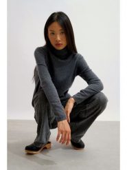 AUTHENTIC CASHMERE Kaszmirowy golf "Bise" w kolorze antracytowym rozmiar: M. Czarne golfy AUTHENTIC CASHMERE, m, bez wzorów, z kaszmiru, bez ramiączek. Za 347.99 zł.