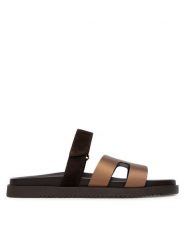 Steve Madden Klapki Missile-E 11003504 Brązowy. Brązowe klapki Steve Madden, bez wzorów, z materiału, bez obcasa. Za 429.99 zł.