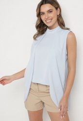 Jasnoniebieska Asymetryczna Bluzka z Dłuższymi Bokami Fadeleira. Niebieskie bluzki Born2be, bez wzorów, z jeansu, eleganckie, z asymetrycznym kołnierzem, bez ramiączek. W wyprzedaży za 50.99 zł.