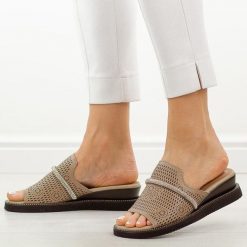 Beżowe skórzane klapki damskie na koturnie M.Daszyński 2267-14. Brązowe klapki M.Daszyński, bez wzorów, ze skóry, bez obcasa, na koturnie. Za 199.00 zł.