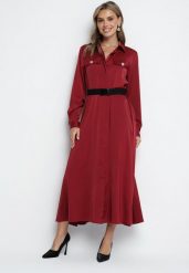 Bordowa Sukienka Szmizjerka z Satyny Ozdobiona Paskiem i Imitacjami Kieszeni Vamilea. Czerwone sukienki Born2be, na co dzień, l, bez wzorów, z satyny, eleganckie, bez kołnierzyka, bez ramiączek, midi, kopertowe. Za 179.99 zł.
