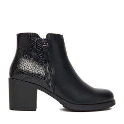 Botki Clara Barson. Czarne botki Clara Barson, bez wzorów, bez obcasa, na słupku, bez zapięcia. Za 149.99 zł.