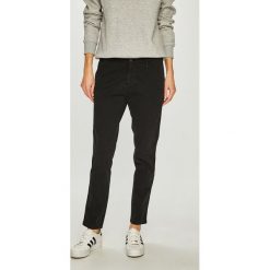 Tommy Jeans - Spodnie. Czarne spodnie materiałowe Tommy Jeans, na co dzień, bez wzorów, z bawełny. W wyprzedaży za 249.90 zł.