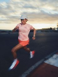 4F Koszulka do biegania szybkoschnąca damska - różowa M. Czerwone bluzki 4f, l, bez wzorów, z dzianiny, bez kołnierzyka, bez ramiączek. Za 129.99 zł.