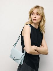 Torebka na ramię - jasnoniebieski. Niebieskie torby na ramię Reserved, bez wzorów, ze skóry, klasyczne, na ramię, bez dodatków. Za 139.99 zł.