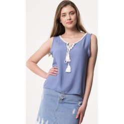 Niebieski Top Seasoner. Niebieskie topy Born2be, l, z aplikacjami, bez kołnierzyka, bez ramiączek. Za 19.99 zł.