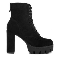 Botki DeeZee. Czarne botki DeeZee, bez wzorów, bez obcasa, na słupku, bez zapięcia. Za 219.99 zł.