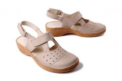 HELIOS KOMFORT 150 10 ecru, sandały damskie. Brązowe sandały HELIOS KOMFORT, bez wzorów, bez obcasa, na koturnie, bez zapięcia. Za 244.90 zł.
