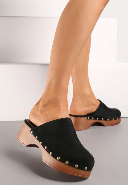 Czarne Klapki w Typie Chodaków na Grubym Słupku z Nitami Senobis. Czarne klapki Born2be, bez wzorów, bez obcasa, na płaskiej podeszwie. Za 89.99 zł.