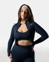 Damska krótka bluza rozpinana LuxForm na fitness i pilates – granatowy. Niebieskie bluzy AESTHETIC WOLF, uniwersalny, bez wzorów, z materiału, bez kaptura. Za 239.99 zł.