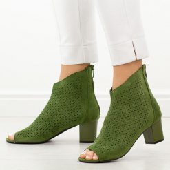 Zielone sandały damskie na obcasie z zakrytą piętą M.Daszyński 1954-23. Zielone sandały M.Daszyński, w ażurowe wzory, z materiału, eleganckie, bez obcasa, na obcasie, bez zapięcia. Za 179.00 zł.