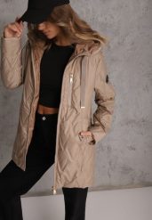 Brązowa Długa Kurtka Parka Pikowana z Kapturem Ozdobiona Aplikacją Rossea. Brązowe kurtki Renee, l, z jeansu, street, z kapturem. Za 159.99 zł.