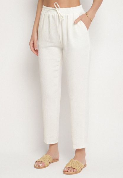 Białe Spodnie Wiązane Troczkiem w Pasie ze Zwężającymi się Nogawkami Starila. Białe spodnie materiałowe Born2be, na co dzień, l, bez wzorów, z jeansu. Za 49.99 zł.