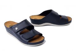 DR. BRINKMANN 700616-05 blau, klapki damskie. Niebieskie klapki Dr. Brinkmann, bez wzorów, ze skóry, bez obcasa. Za 167.93 zł.