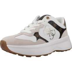 Kapcie GUESS FLPLUC PEL12 Biały. Białe obuwie domowe Guess, z aplikacjami, ze skóry, bez zapięcia. W wyprzedaży za 529.05 zł.