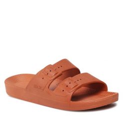 Klapki Freedom Moses. Brązowe klapki Freedom Moses, bez wzorów, bez obcasa. Za 229.99 zł.
