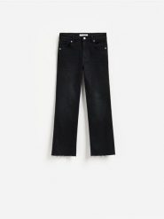 Jeansy flare cropped - czarny. Czarne jeansy Reserved, bez wzorów. Za 109.99 zł.