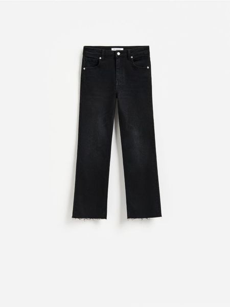 Jeansy flare cropped - czarny. Czarne jeansy Reserved, bez wzorów. Za 109.99 zł.