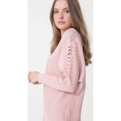 Jasnoróżowy Sweter Milani. Swetry Born2be, na jesień, l, w ażurowe wzory, bez ramiączek. Za 79.99 zł.