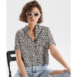 Krótka koszula z nadrukiem - Czarny. Koszule Cropp. Za 49.99 zł.