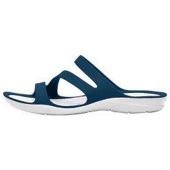 Crocs Damskie sandały Swiftwater Sandal. Niebieskie sandały Crocs, bez wzorów, bez obcasa, bez zapięcia. Za 179.95 zł.