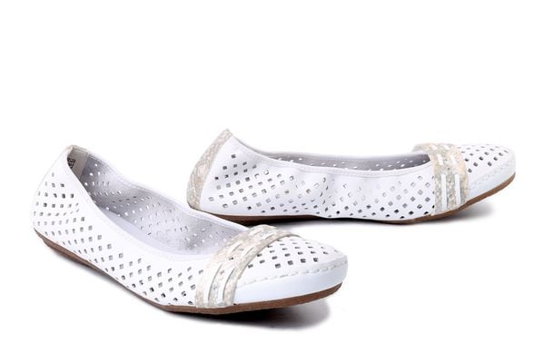 RIEKER 41430-81 white, baleriny damskie. Białe baleriny Rieker, w ażurowe wzory, bez obcasa. Za 223.92 zł.
