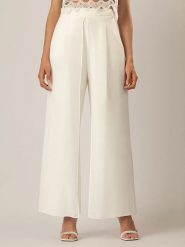 APART Spodnie w kolorze kremowym rozmiar: 42. Brązowe spodnie materiałowe Apart, na co dzień, bez wzorów, z materiału, z podwyższonym stanem. Za 224.52 zł.