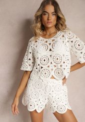 Biała Bawełniana Bluzka z Ażurowym Wzorem Dlinea. Białe bluzki Renee, z aplikacjami, z bawełny, eleganckie, bez kołnierzyka, bez ramiączek. W wyprzedaży za 76.99 zł.