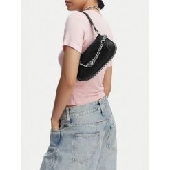 Torebka Juicy Couture. Czarne torebki klasyczne Juicy Couture, bez wzorów, bez dodatków. Za 249.99 zł.