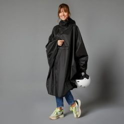 Ponczo na rower miejski Btwin 100 przeciwdeszczowe. Czarne kurtki sportowe B'TWIN, s, bez wzorów, z materiału, bez kaptura, rowerowe. Za 129.99 zł.