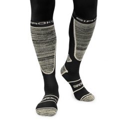 Skarpety narciarskie Sporty zimowe Siroko DAFFY Black. Czarne skarpety SIROKO, bez wzorów, z tkaniny. W wyprzedaży za 109.95 zł.
