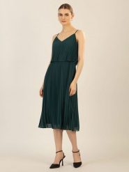 APART Sukienka w kolorze ciemnozielonym rozmiar: 44. Zielone sukienki Apart, bez wzorów, bez kołnierzyka, bez ramiączek, midi. Za 217.99 zł.