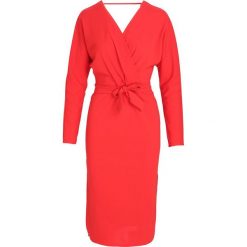 Czerwona Sukienka Clement. Czerwone sukienki Born2be, s, bez wzorów, eleganckie, bez kołnierzyka, bez ramiączek, midi, dopasowane. Za 79.99 zł.