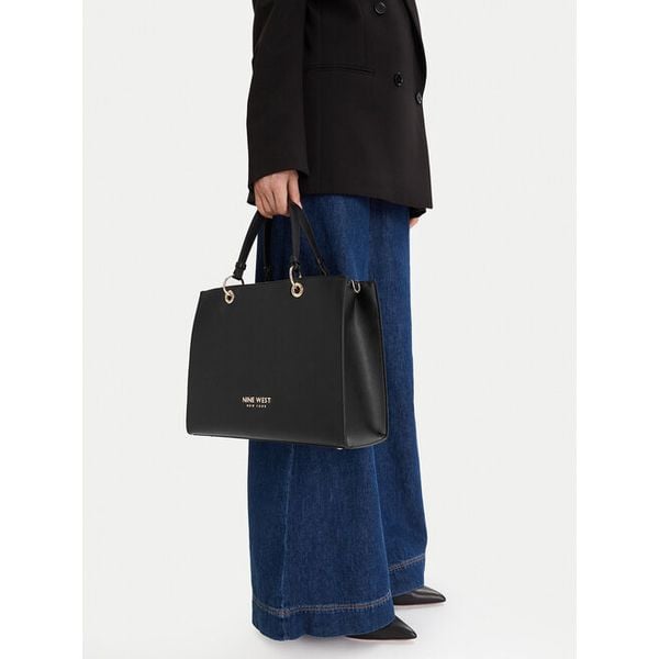 Torebka Nine West. Czarne torebki klasyczne Nine West, bez wzorów, bez dodatków. Za 399.99 zł.
