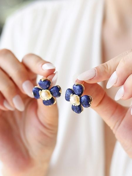 Pierres delicates Kolczyki-wkrętki z perłami w kolorze białym rozmiar: onesize. Niebieskie kolczyki Pierres delicates, z perłą, z mosiądzu. Za 65.54 zł.