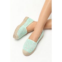 Miętowe Espadryle Hometown. Zielone espadryle Born2be, bez wzorów, z koronki, bez obcasa, na płaskiej podeszwie, bez zapięcia. Za 39.99 zł.